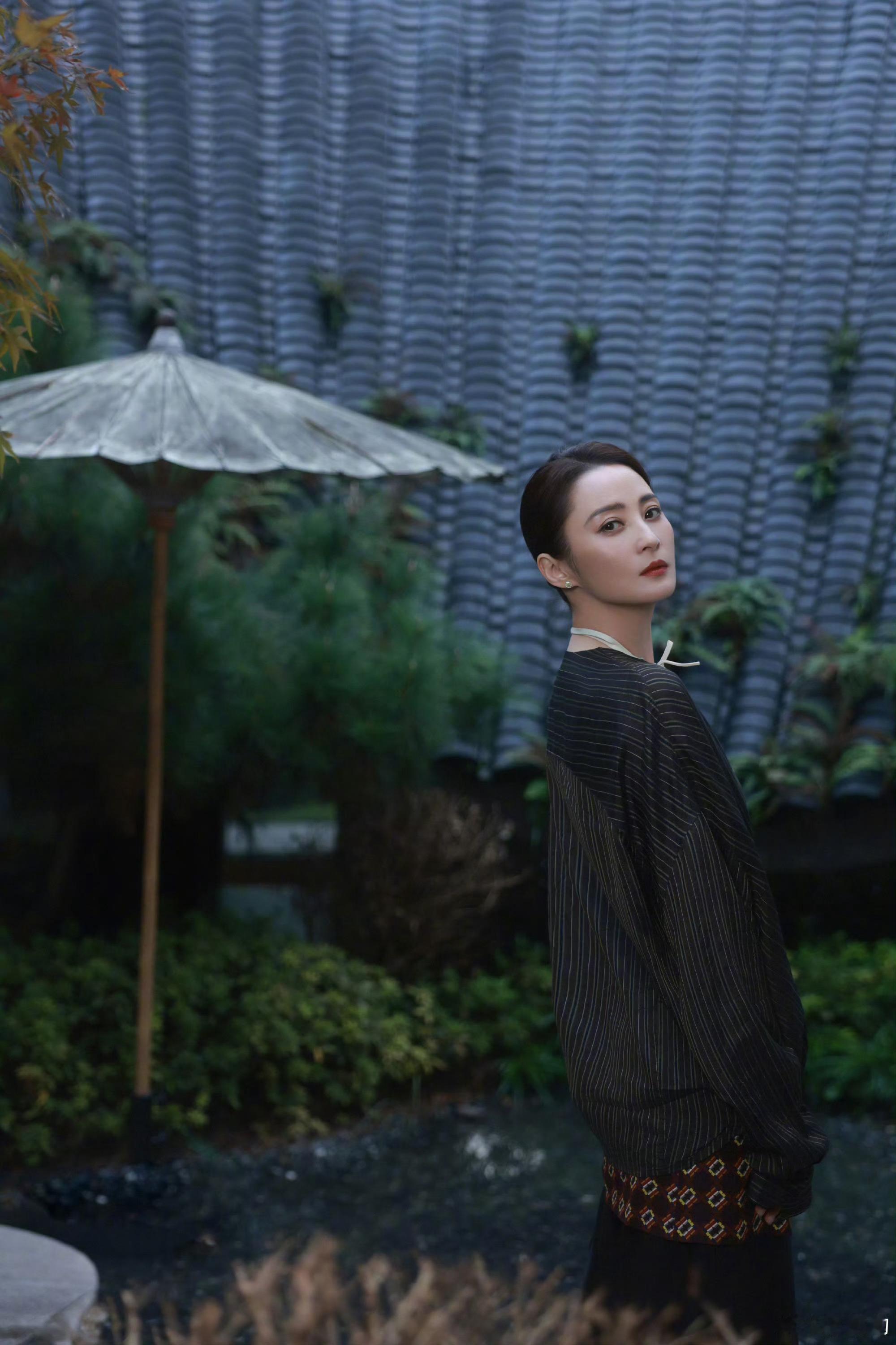 蒋勤勤好抗老的一张脸蒋勤勤冻龄状态蒋勤勤这状态也太绝了！紧致肌肤配明艳五官，岁月