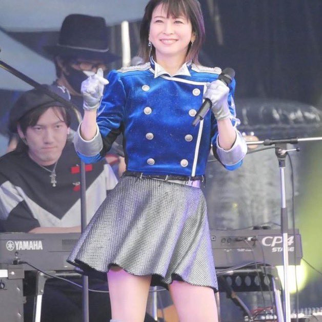 我擦。。。图1老头54岁，图2森高千里是55岁