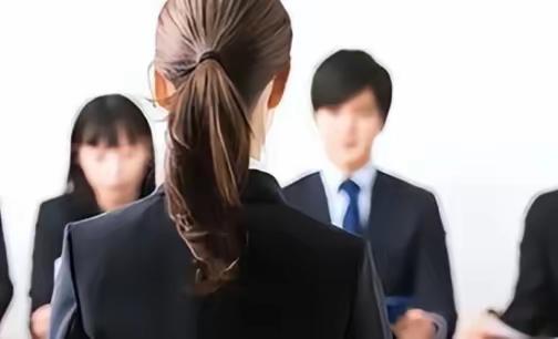 北京有一位女研究生去参加面试，面试官问道：“100个口是什么字？”女研究生回答：