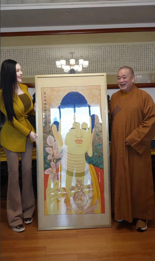女画家关琪的腰臀比真让人羡慕！