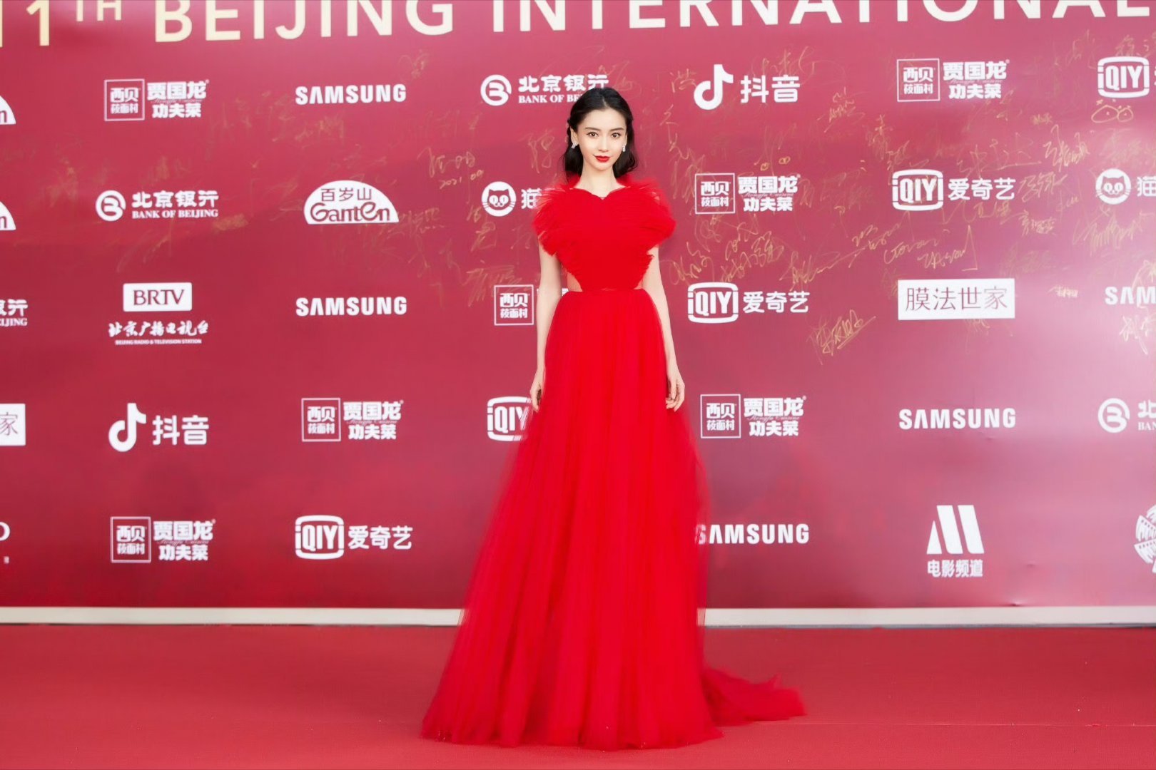 #angelababy#｜#杨颖#♦Angelababy受邀参加北京国际电影节一袭红色爱心纱裙亮相开