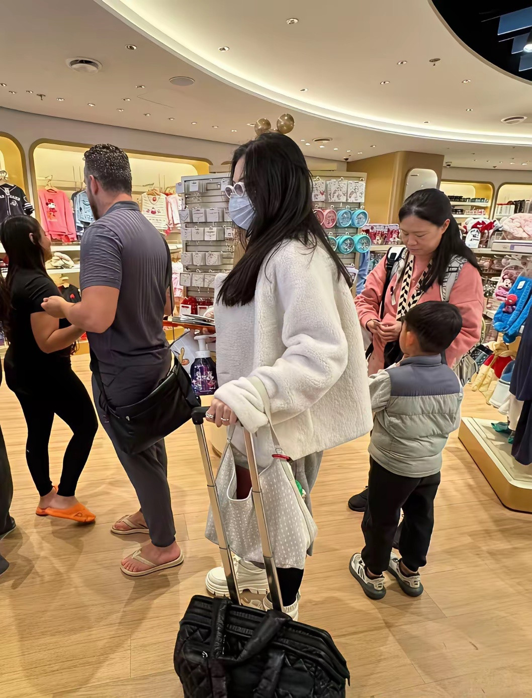 45岁张柏芝带着小儿子现身香港机场，疑似外出度假，她打扮低调，着装时尚又贵气，长