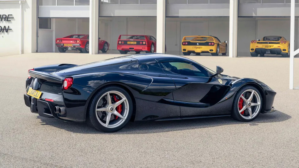 十年前诞生的法拉利LaFerrari，以950马力混动V12引擎重塑超跑规则，如