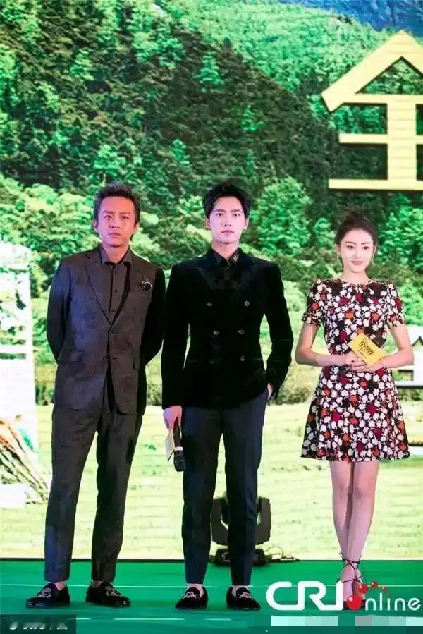 网友们都说杨洋矮，我就纳闷了，杨洋跟邓超站一起几乎一样高，为什么没人黑邓超矮呢，