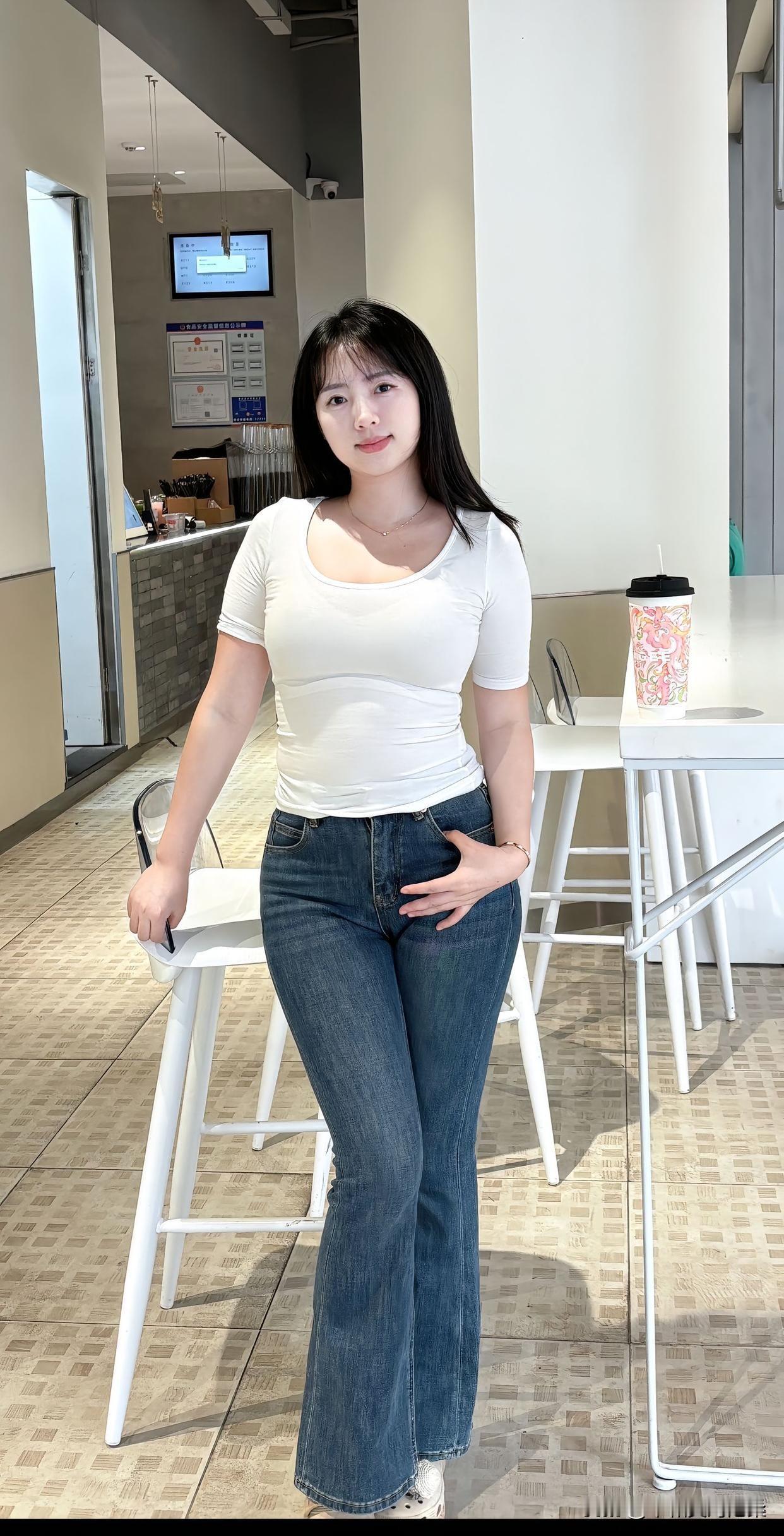 记录美好瞬间午后咖啡店的松弛感，白T+牛仔是永远的舒适牌~握杯冰饮，等风也等放