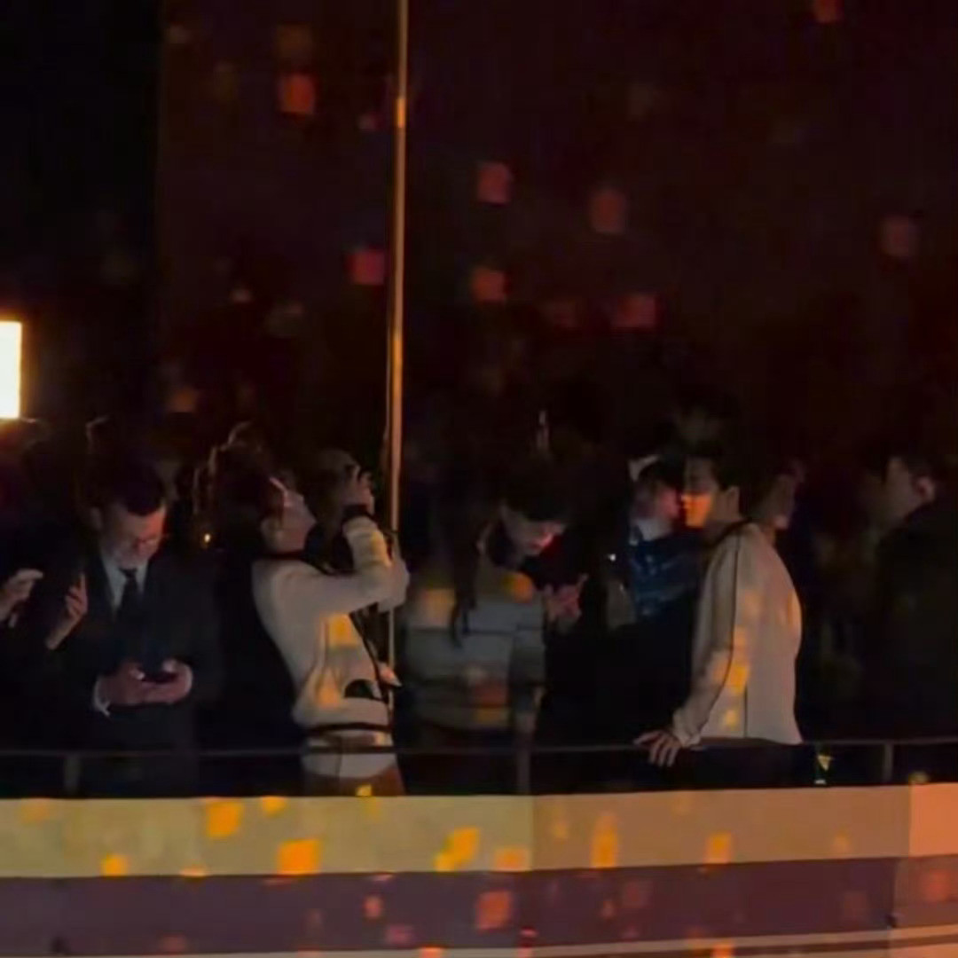 王一博TA拍王一博教辛芷蕾帮他拍照一博太可爱了，拍完自己还要check一下，所以