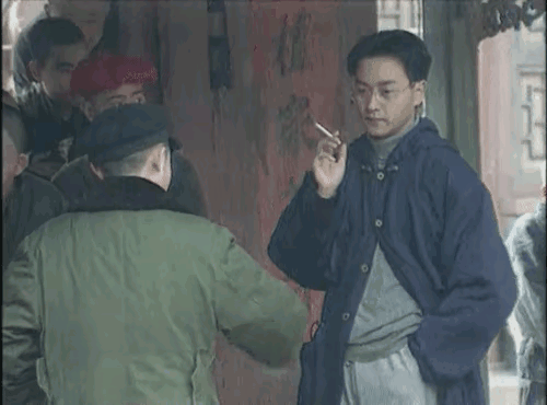 1992年《霸王别姬》在北京拍摄期间的花絮，张国荣当时正穿着戏外的便服，一件藏蓝