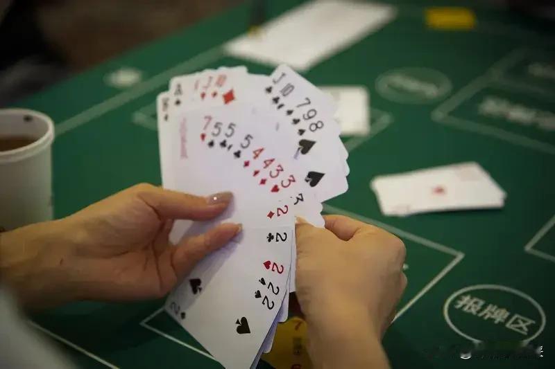 如果一个人只是一味保存实力，看着队友一个人对两个人，也不出牌。这种人在生活工作中