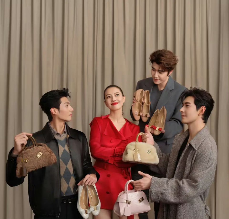 高圆圆被陈星旭、陈靖可、尹浩宇围在中间，身穿红裙气场强大如女王……！！！