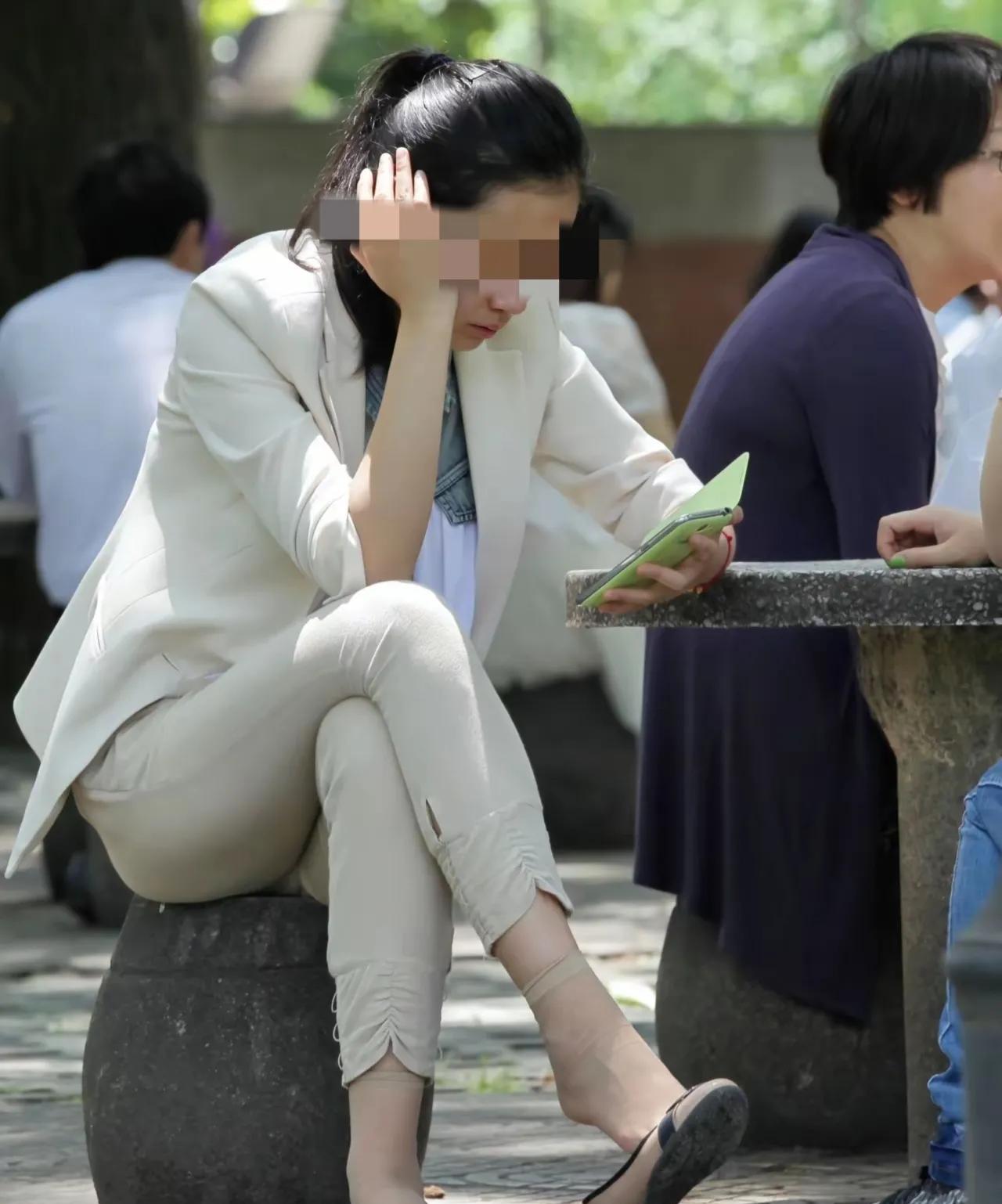 这位晾脚的女士，本来稍微把鞋脱了一点，也无可厚非，但是接下来把两只鞋全部脱下来不