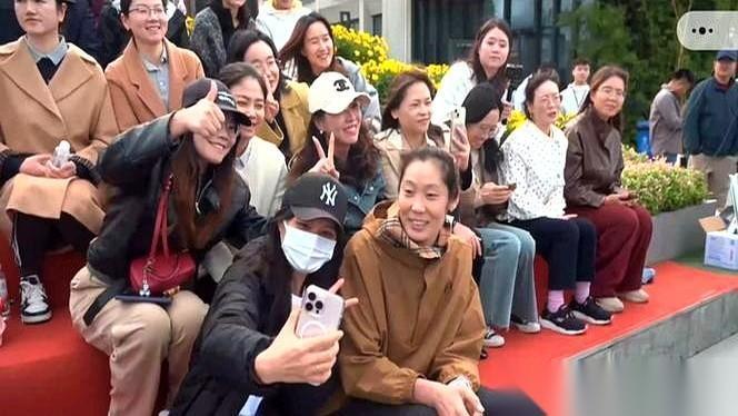 刷到朱婷最近的视频，心里咯噔一下。她回来了，笑得那么开心，去学校，当嘉宾，给小