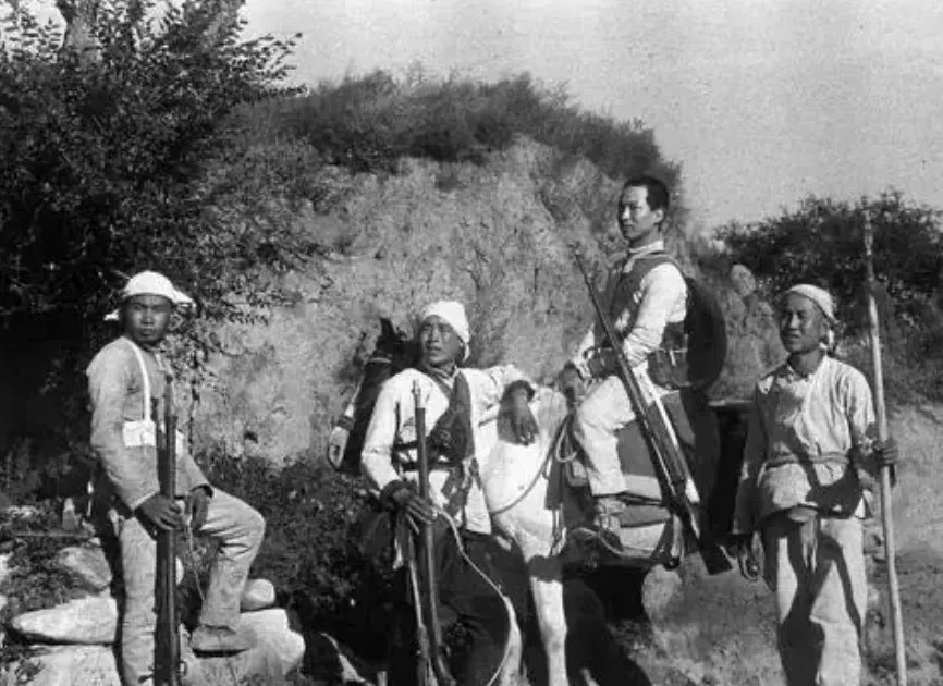 1940年，八路军刘洪才，在路上遇到了几名民兵，打了个招呼便转身离开后，刘洪才越
