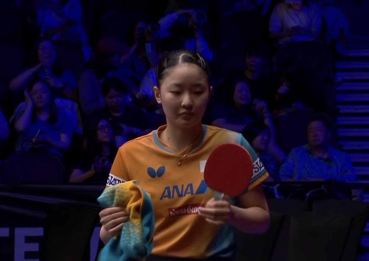 张本美和有点拖大了，在决胜局5:0领先早田希娜，这个时候又轮到自己发球。也不知道