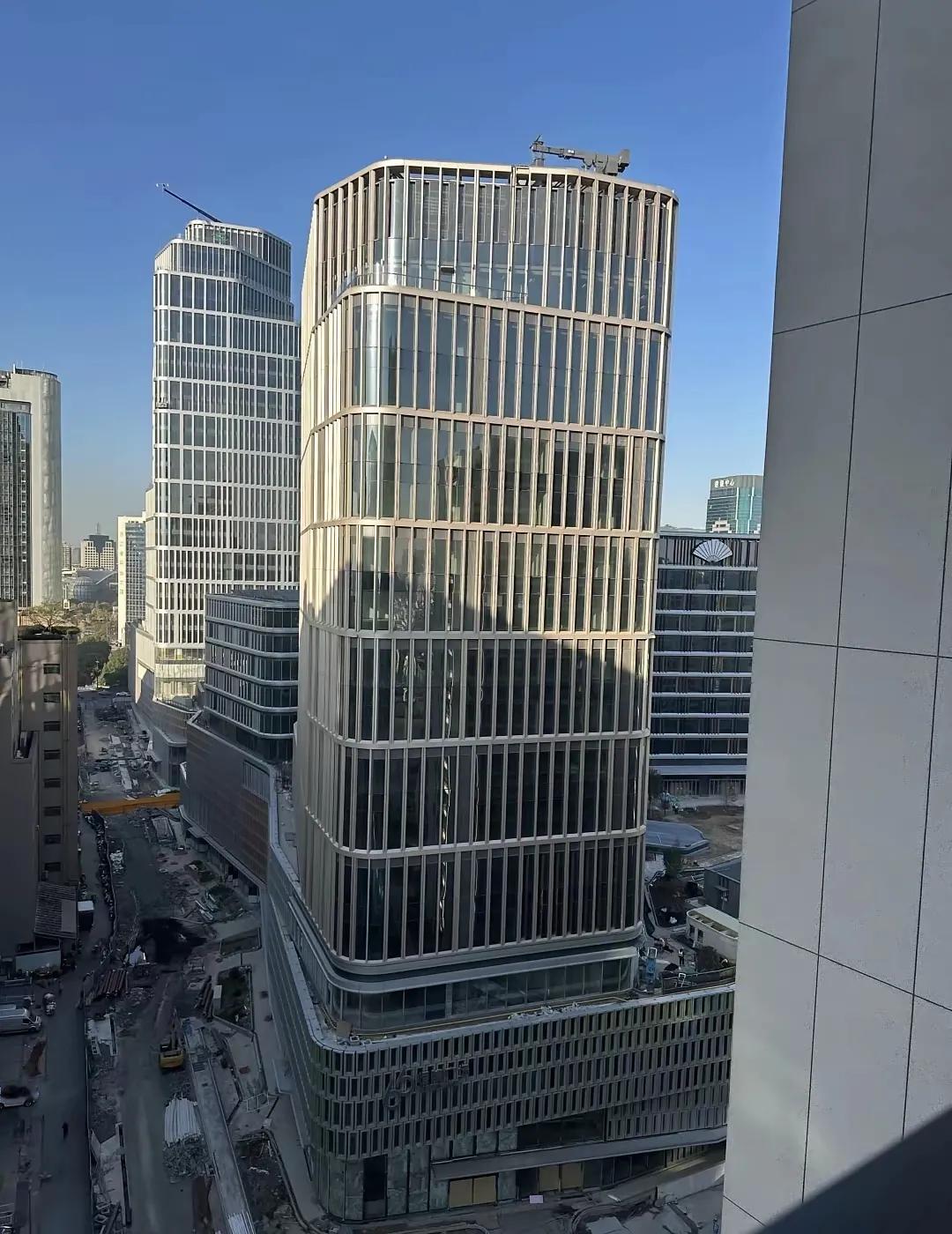 杭州的恒隆广场外立面很有恒隆的味道呈现给我们的觉得都是金钱的味道在！虽然远看