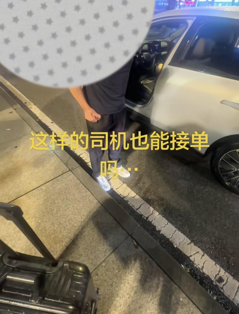 湖北武汉，女子发视频吐槽:我和朋友两个女生赶高铁快来不及了，下车后，司机坐在车上