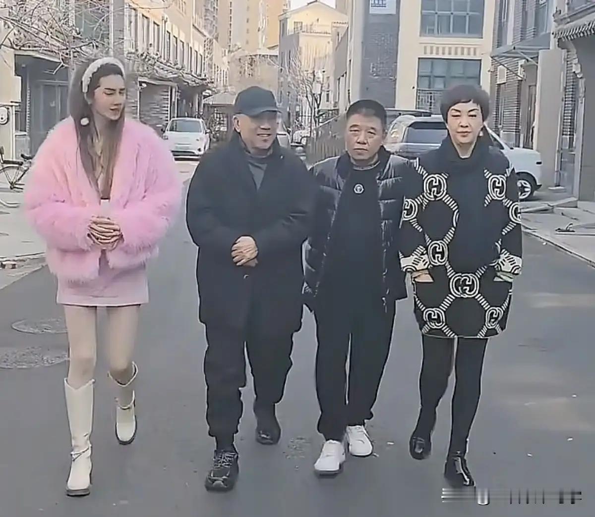 杨老五收徒弟，蛇精脸，大长腿，摸头，贴手，不亦乐乎；老郭捧新人，边玉瑶，盲人姑