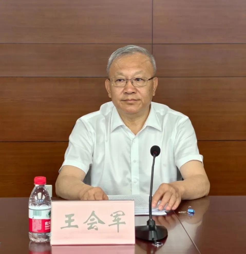 从其履历看，起步于长海县，后历任大连花园口经济区管委会副主任，大连金普新区管委会