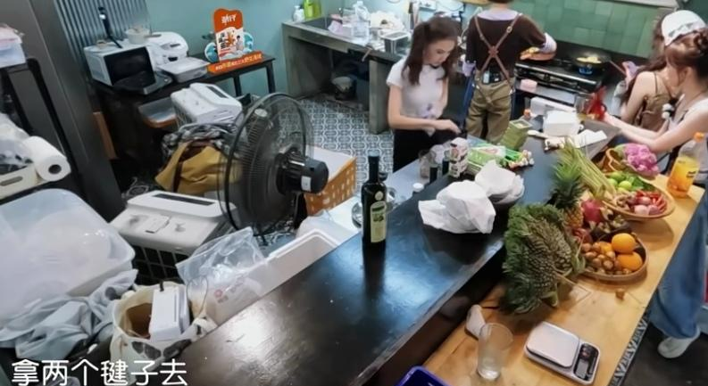 看到姜妍和张雅琪分工那段，张雅琪不会做饭，就主动提出去前厅陪客人踢毽子，姜妍在后厨做菜。我其实挺触动