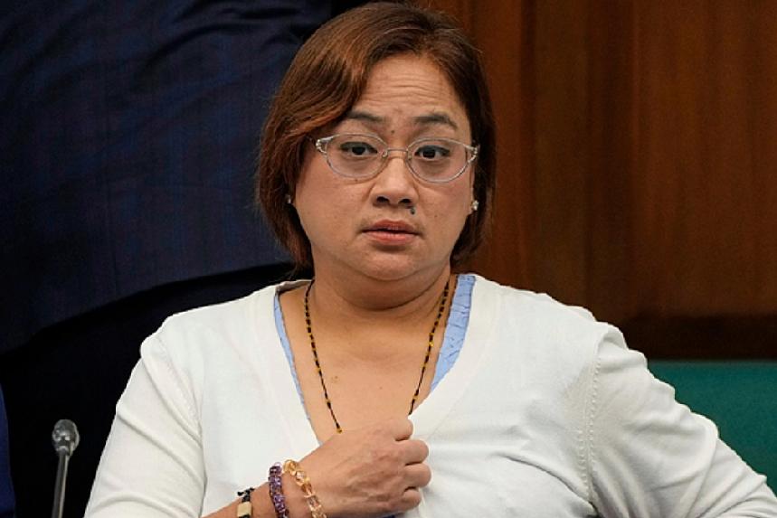 菲“防洪王后”自首，只抓小鱼救不了马科斯！12月9日，新加坡《海峡时报》报道