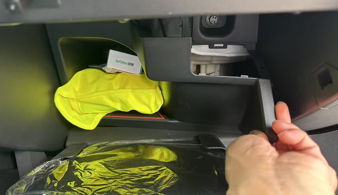 天逸最反人类的配置这个还真有，通过大多数车友的反馈，那就是更换空调滤芯，99%的