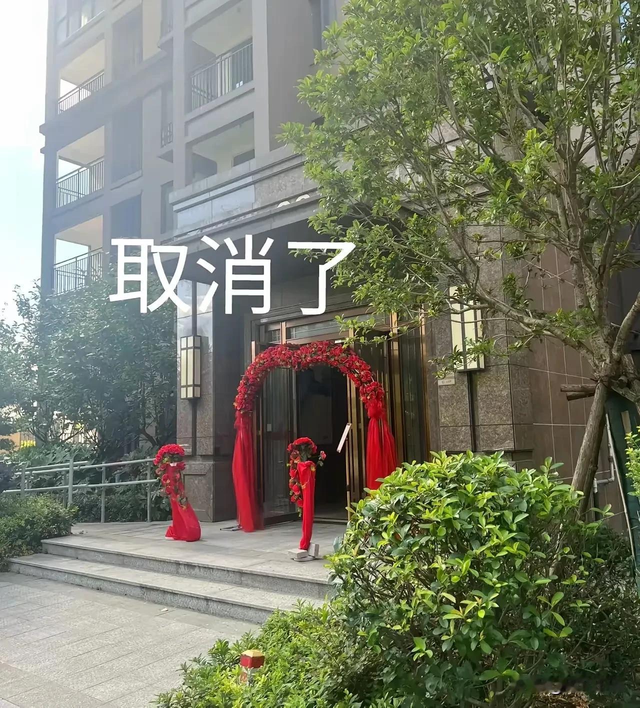 “婚姻是爱情的坟墓，还是金钱的试金石？”最近，这句话在网上被炒得沸沸扬扬，起因是