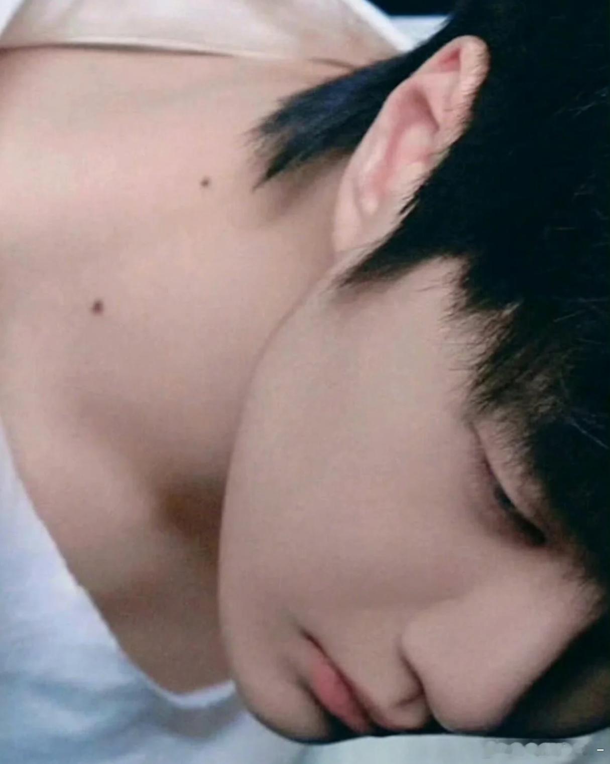 王一博身上的痣也很性感欸🥵🥵