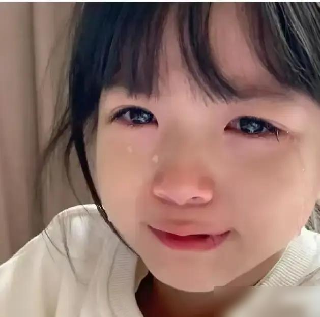 长沙市一个班主任正在办公室批评一个女孩。她问：“你妈妈是做什么工作的？”女孩回答