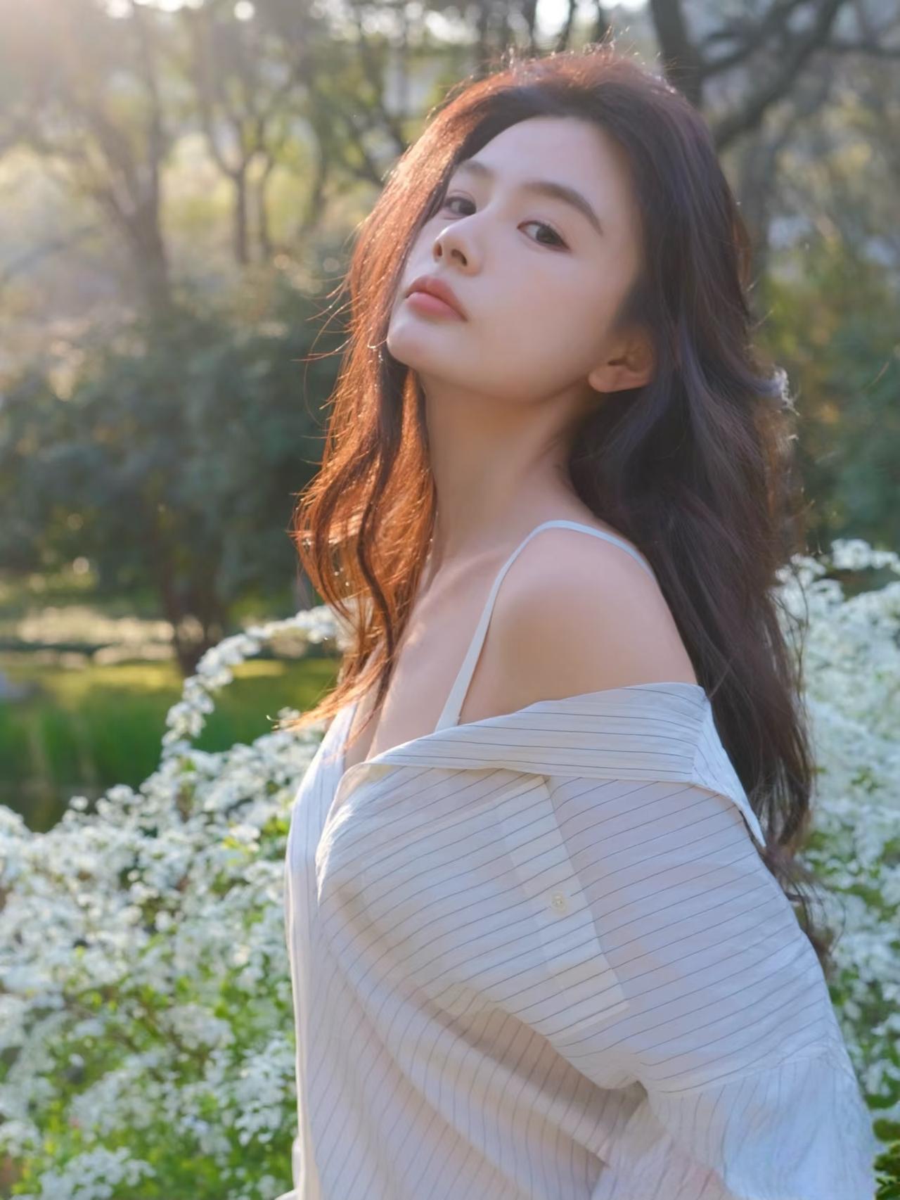 花间美人影，清风拂面来。