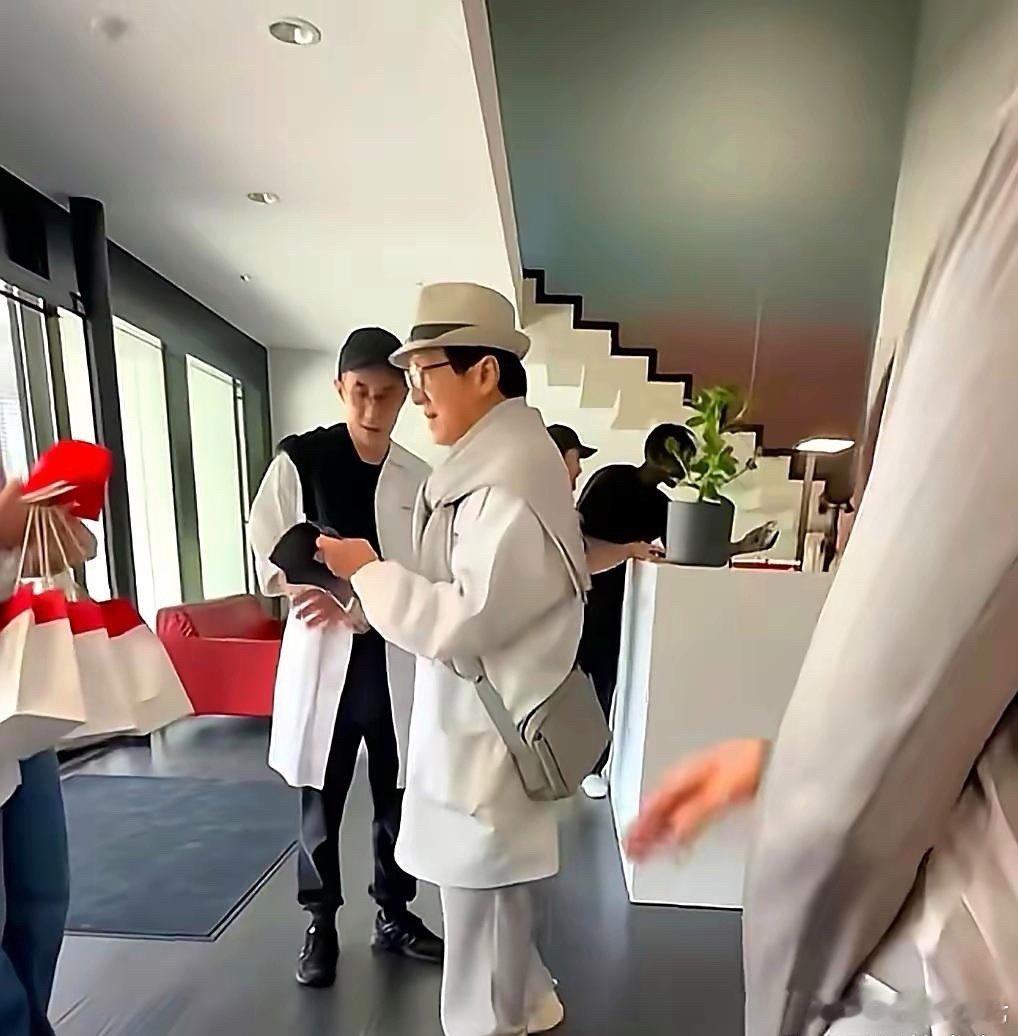 70岁成龙还在给儿子打钱？网友看到40岁的房祖名瑞士酒店账单仍写爸爸名字。镜头里