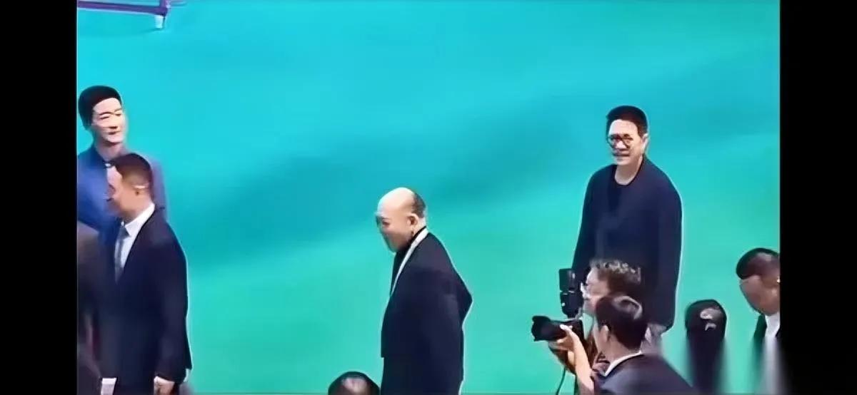 李连杰最近出席活动熟人们都躲着他不是没交情，是他变得太“不对劲”了以