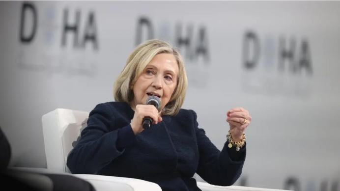 希拉里再次出手？2025年12月7日，美国前国务卿希拉里：中国正在填补美国外交软