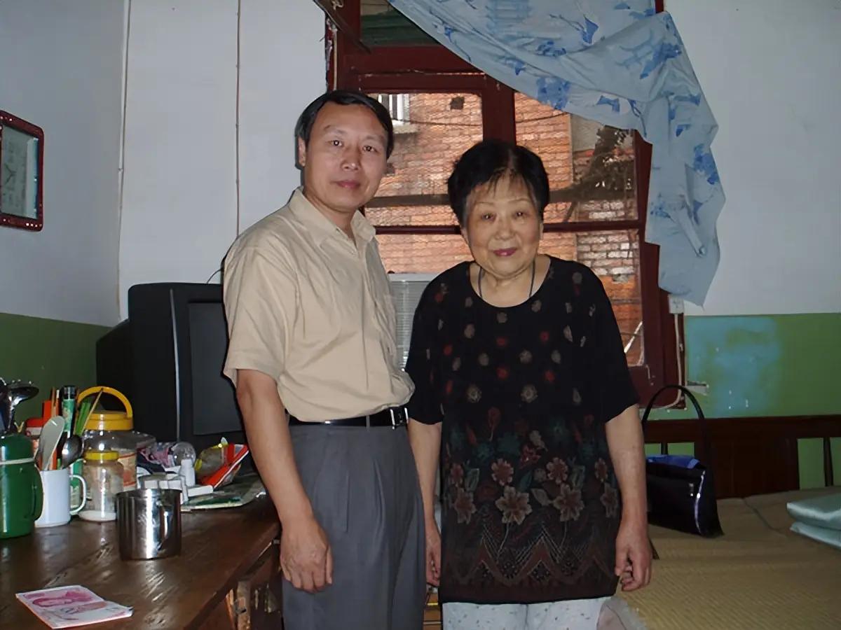 1940年，身为有夫之妇的袁竹林被日本兵强奸，怀孕之后，日本兵让她躺下，随后在她