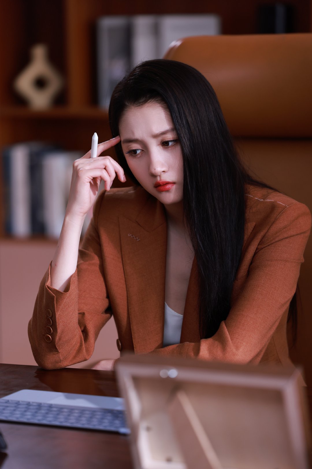 关晓彤美拉德系工作日常关晓彤美拉德黑长直关晓彤美拉德系工作日常，总裁，请问您还