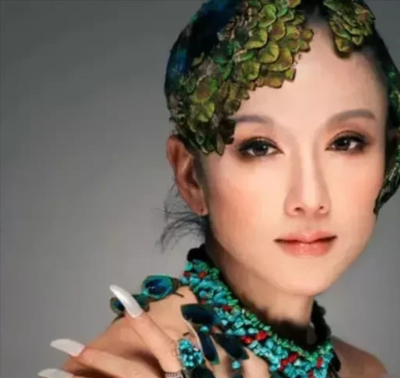2002年，杨丽萍和百亿富豪刘淳晴结婚7年，刘淳晴对杨丽萍说:“我们要个孩子吧！