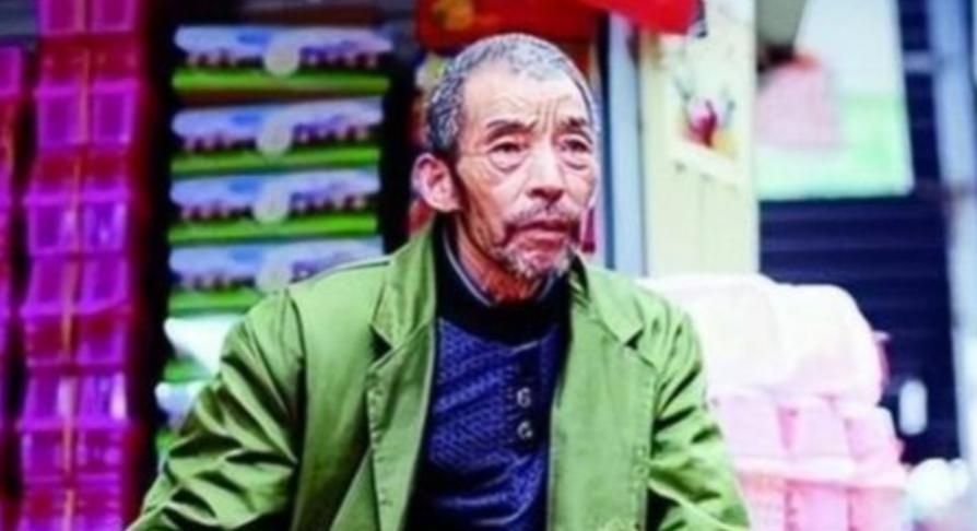 武汉街头的摆摊老汉捡到2个女婴，长大后的女儿们成了博士和军医，没想到，亲生父母却