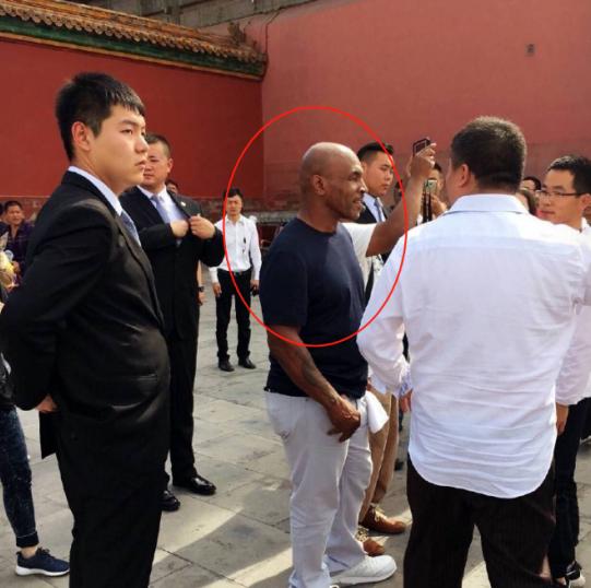 2006年，世界拳王泰森来中国偷偷瞻仰毛主席遗容，半分钟后，他出来说了一句这辈子