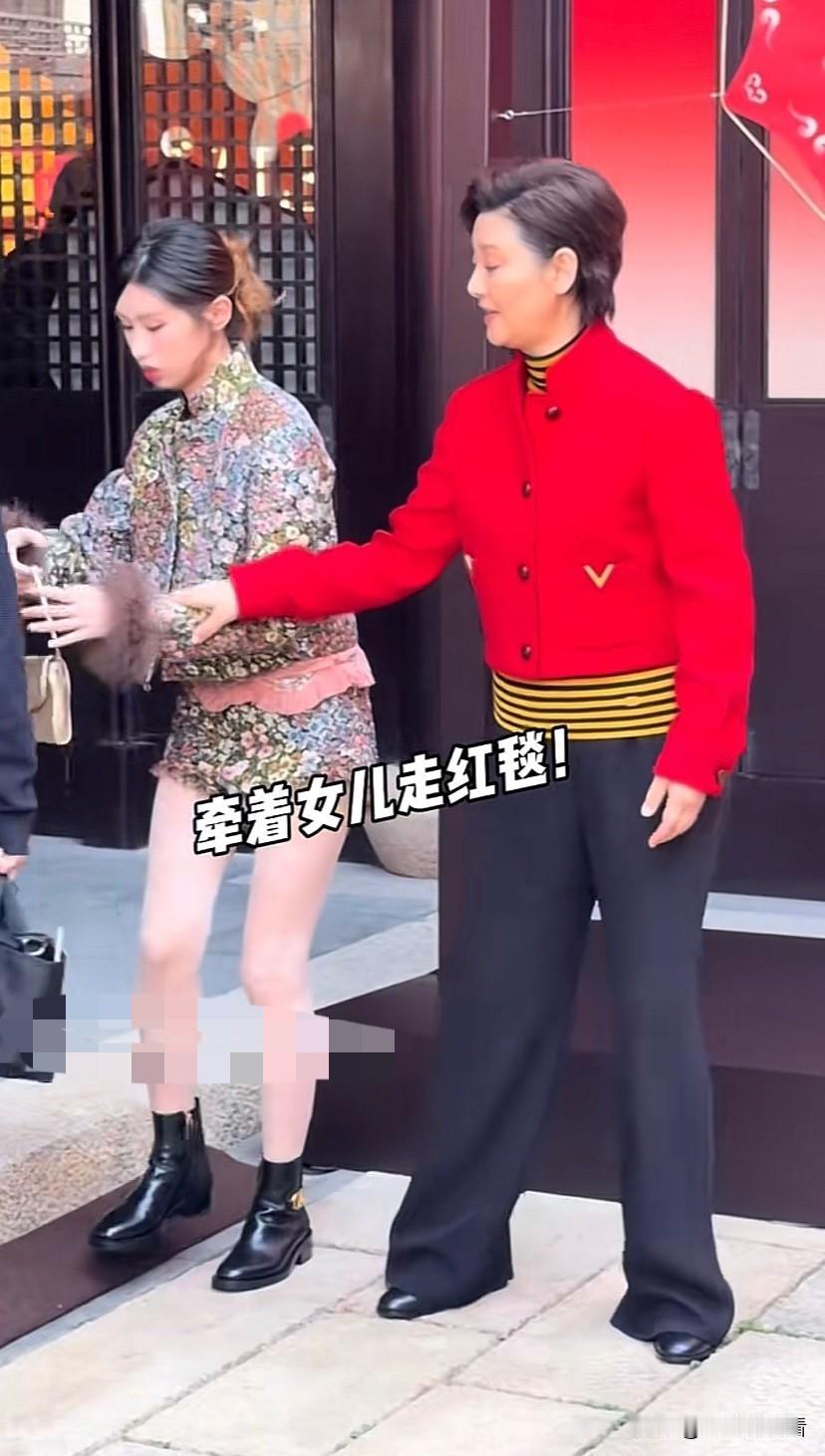 冯小刚老婆徐帆带女儿徐朵走红毯，21岁徐朵比徐帆矮一点，长相越来越像冯小刚，虽然