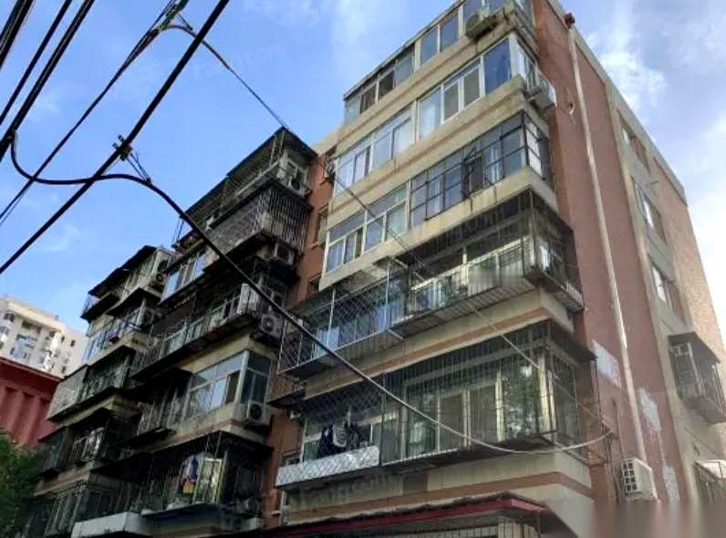 电话打来，我哥们儿在那头哽咽。说他爸看着那330万的贷款单子，头发都愁白了，翻