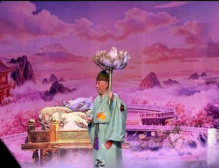 看到郭德纲今年的行程，真有点替那些天天等他下场回怼的人着急。全年商演已经冲到8