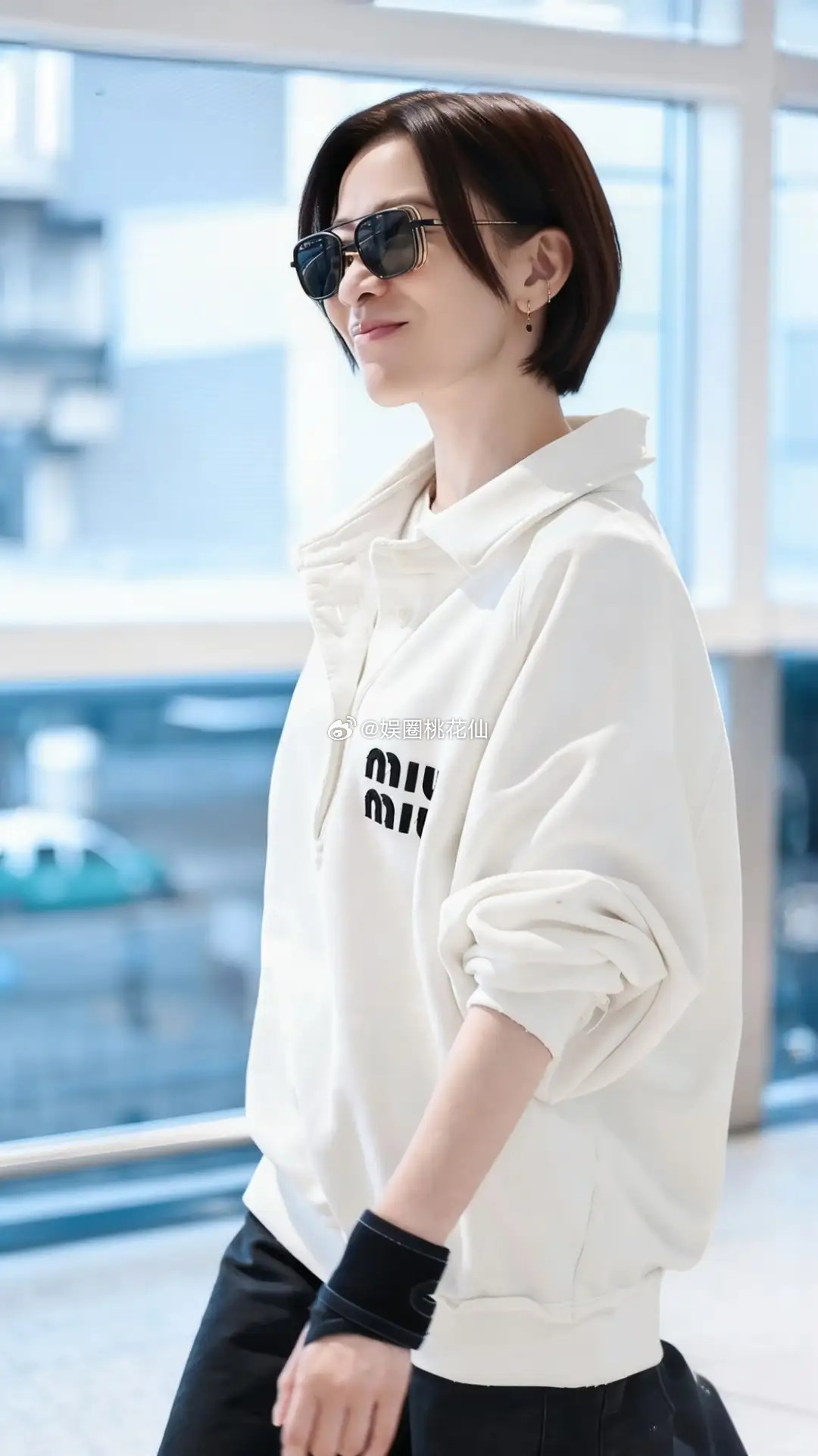 佘诗曼机场出发，简约穿搭利落大方，短发造型清爽干练，气质优雅又飒爽，状态在线，美