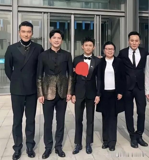 这张合影里面，最逗的就是张一山了，他本人个子并不高，跟刘烨还有超模胡兵他们同框，