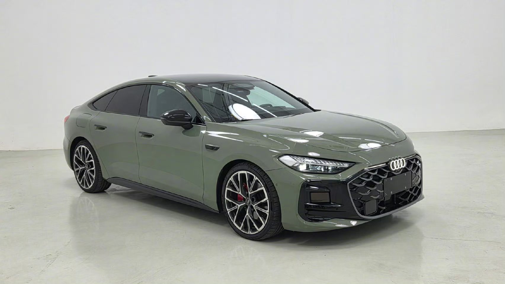 溜背线条藏着风的野心，无框车门装着对自由的贪心——奥迪A5LSportback