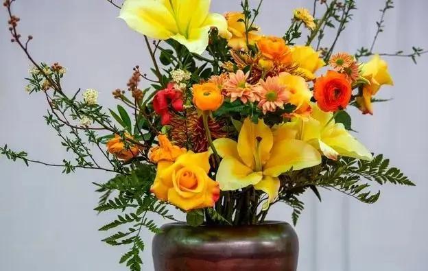  亲密关系中，男人越没人品，越爱有这4种行为，别傻傻付出亲密关系里，爱不爱