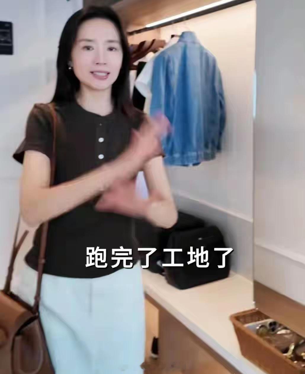 董洁回大连为父母装修房子，在路边生吃海胆，又白又瘦看不出45岁！​​​