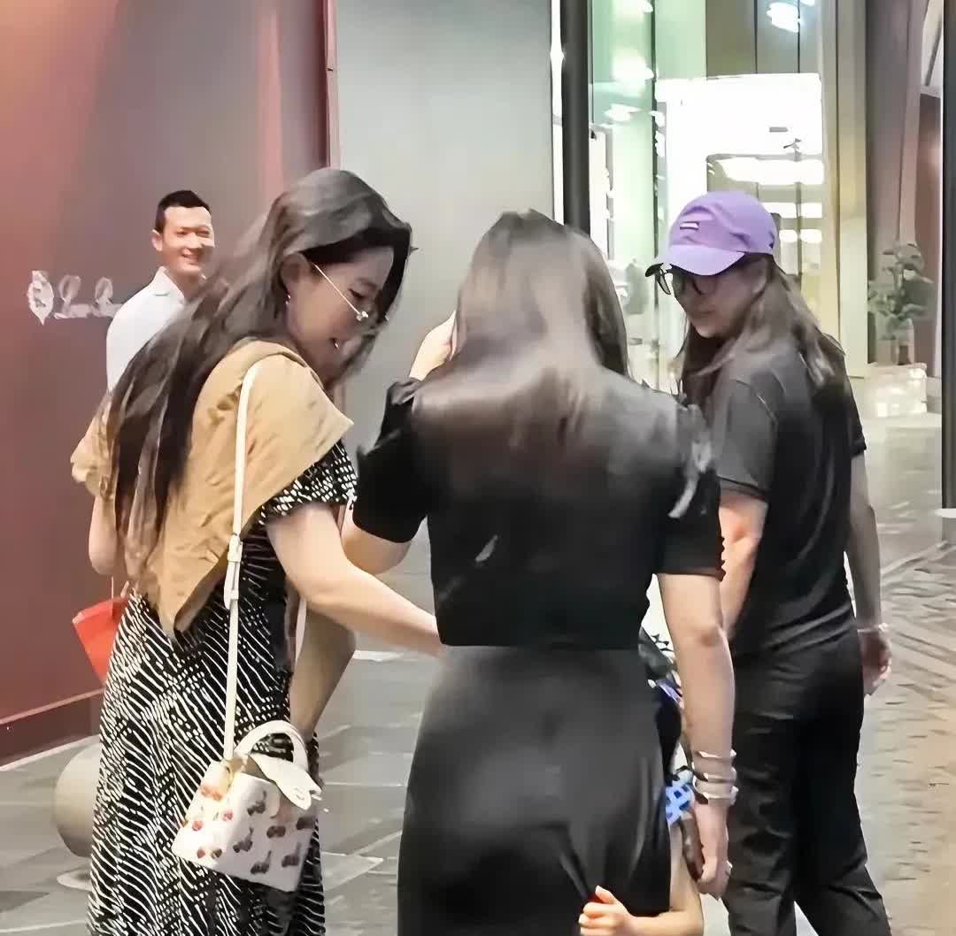 刘亦菲又被网友发现了一个习惯，35岁依旧披肩，网友调侃：大热天的也披着。