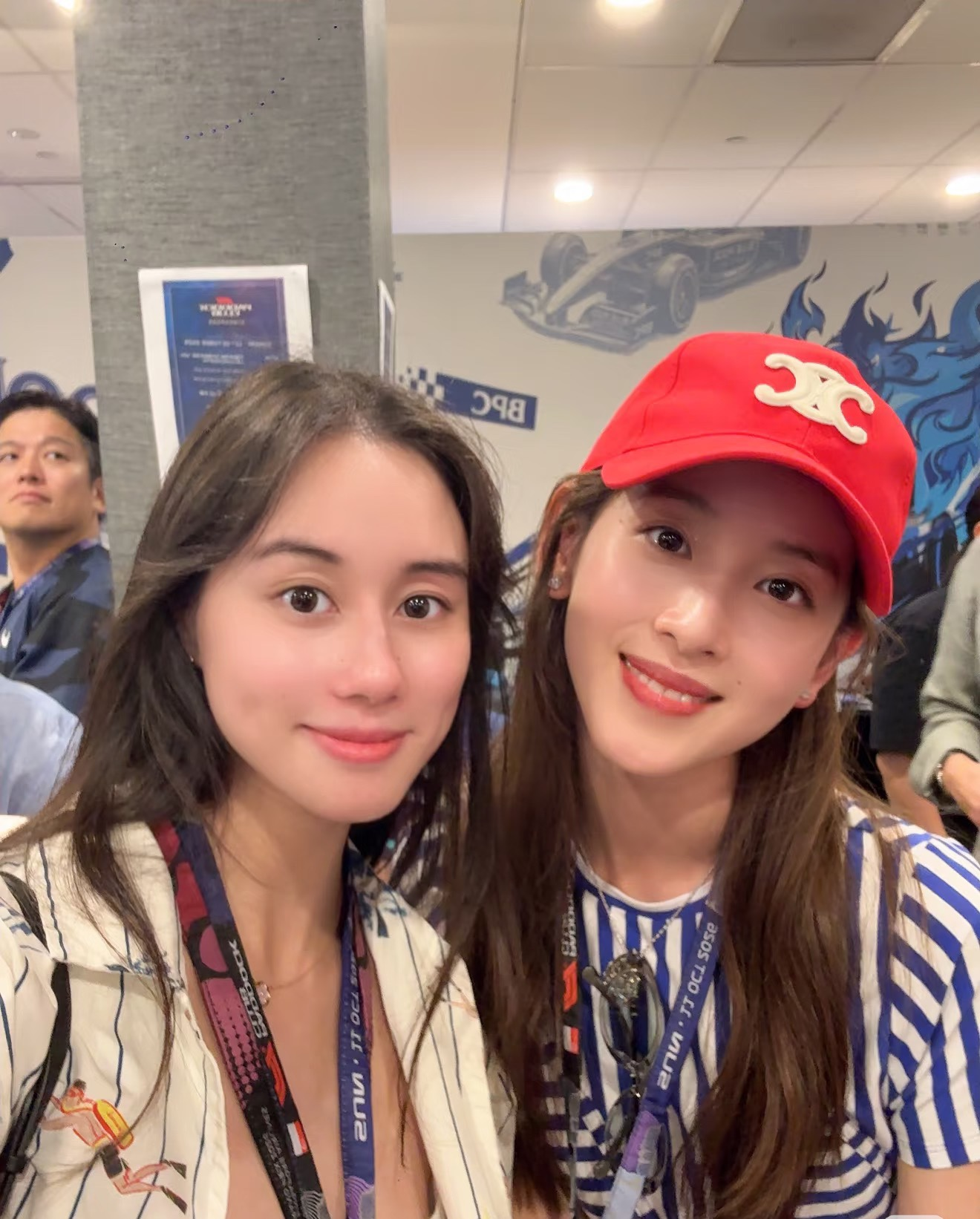 何超欣晒新加坡F1名人合影！章泽天也在，美得很突出啊，赌王家族的人都跟她很熟。新加坡人F1大赛，众多