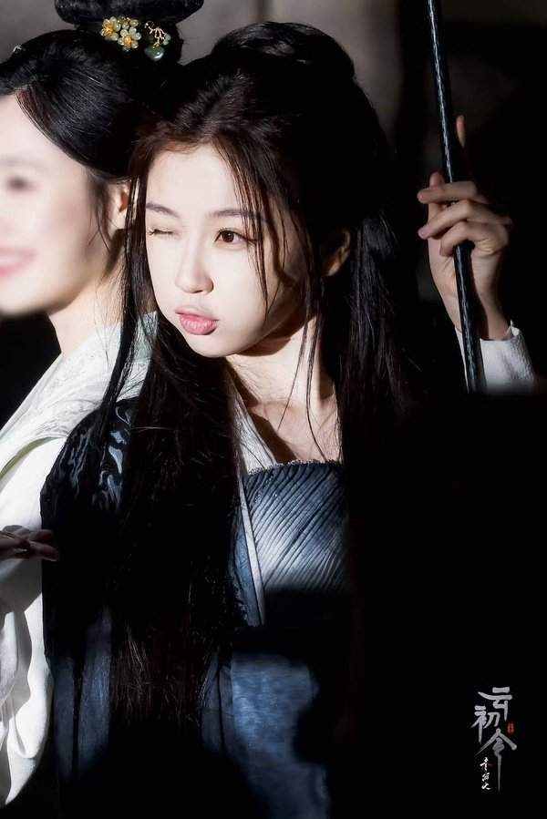 虞书欣可爱是可爱，但侧脸这块，感觉快被身边的小姐姐比过去了