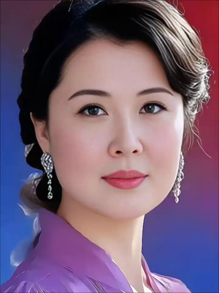 第一眼便被她的美惊艳，珍珠的光泽在颈间耳畔流淌，让肤色更显柔润通透。每当她展颜一