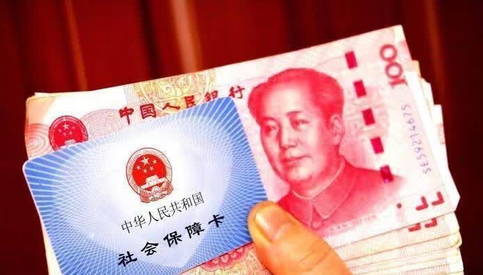 ?有位五十岁的老奶奶，辛辛苦苦交了23年的社保，按照常理讲，交满15年她就能退休