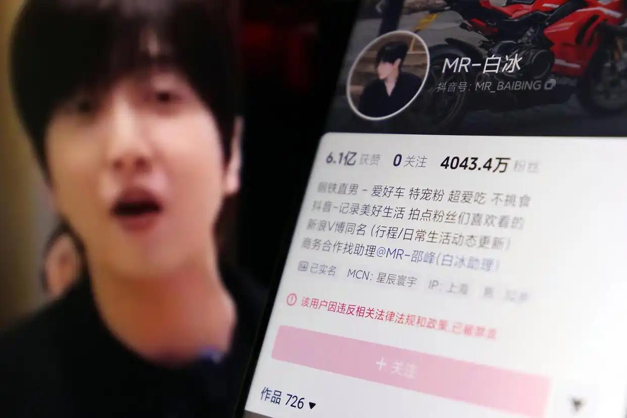 一位坐拥四千万粉丝的探店网红，在镜头前品尝珍馐、分享生活，风光无限；屏幕之外，一